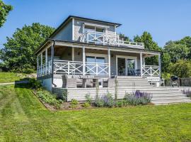 Exclusive tranquil villa by the sea, boat available, vila v destinaci Drottningskär