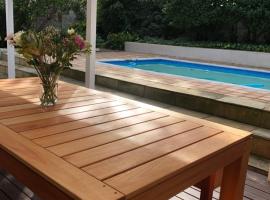 Stylish house/Heated swimming pool-5min to Beach, hotel in Wilderness