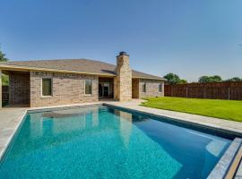 Spacious Lubbock Home with Private Pool and Yard!, alquiler vacacional en Lubbock