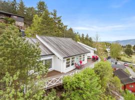 Gorgeous Home In Berger With House Sea View, hotel en Svelvik