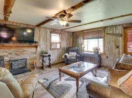Cozy Sturgis Cabin Rental in Black Hills Forest!, viešbutis mieste Sterdžisas