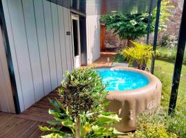 Séjour en amoureux avec jacuzzi et sauna – tani hotel w mieście Nervieux