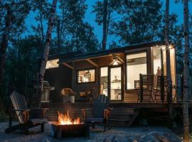 Refuge Bay's Aqua Tiny Home - Luxury Off Grid Escape, tiny house in Cherhill