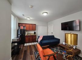 Luxurious 1 Bed 1 Bath Stay at the Historic Inman, hotel in Champaign