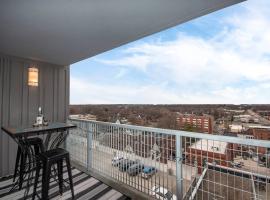 Luxury Condo in Downtown Champaign, hotel en Champaign