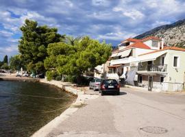 By the sea, hotel com estacionamento em Astakos