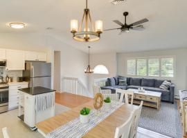 Narragansett Vacation Rental Near River and Beach!، كوخ في ناراغانسيت