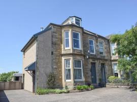 Sorbie Villa, hotel with parking in Stevenston