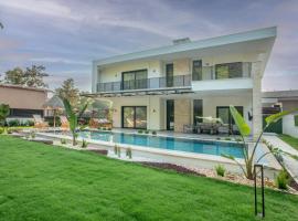 Enclave Villa Luxury,Pool and Nature at Marmaris，馬爾馬里斯的豪華飯店
