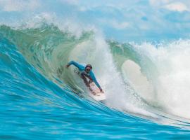 Surf Synergy All-Inclusive Surf Retreat, шале в Хако