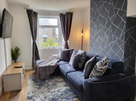 Coventry Cosy Home - Perfect location for Contractors, Families, Relocators, close Walsgrave Hospital and Motorways, ubytovanie s kúpeľmi onsen v destinácii Wyken