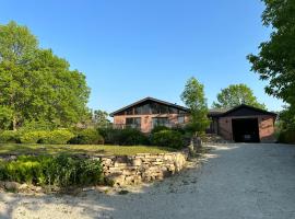 Amazing view of 4 bedrooms, 3 bathrooms 4-season cottage, cheap hotel in Wiarton