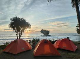 fardan Tenda camping madasari，龐岸達蘭的海濱度假屋