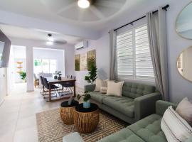 Casa Marilina Aguadilla w/ Pool、アグアディヤのホテル
