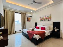 BluO 3BHK Golf Course Road - Balcony, Lift, Terrace, hotel cerca de Sikanderpur Rapid Metro, Gurgaon