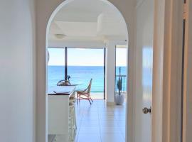 Longbeach Luxe, Surfers Paradise, hotelli Gold Coastilla lähellä maamerkkiä SkyPoint Observation Deck