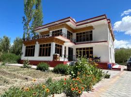 Nature Palace Farmstay, agroturismo en Shey