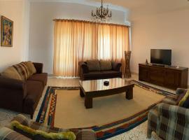 Lovely 3 Bedrooms Apartment at city center, hotel con parcheggio a Bayt Jālā