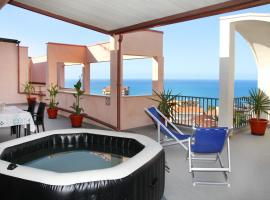 Attico vista mare con terrazza e spa riscaldata – apartament w mieście Santo Stefano di Camastra