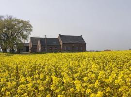 Spacious Holiday Home with Pond in Poperinge, prázdninový dům v destinaci Roesbrugge-Haringe