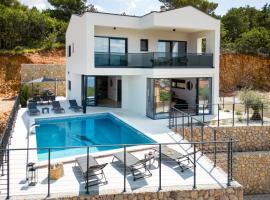 Luxury villa Verbenico Hills- amazing sea view, pool with whirpool and waterfall, beach, in famous wine region - Your holiday with style, hytte i Vrbnik