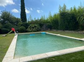 Appartement dans ancien Relais de Poste, hotel med pool i Grasse