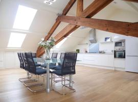 Stunning 3 Bedroom Penthouse in Ulverston Center, khách sạn ở Ulverston