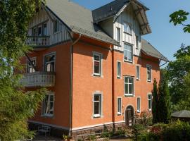 Moderne Ferienwohnung am Thüringer Wald perfekt für Familien, Paare & Urlaub mit Hund, mit Sauna & Balkon, hotelli kohteessa Georgenthal