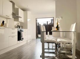 Spacious 3 bed 3 bath Duplex Apartment - 18 mins from Central London - Sleeps 8、ワトフォードのアパートメント