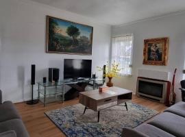Comfortable 3 bebrooms old home with parking, holiday rental in Sunshine