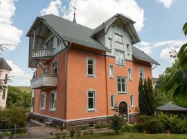 Moderne Ferienwohnung am Thüringer Wald perfekt für Familien, Paare & Urlaub mit Hund, mit Sauna & Balkon, hotelli kohteessa Georgenthal