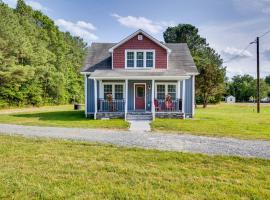 Pet-Friendly The Wray Cottage with Large Backyard!, pet-friendly hotel in Doswell