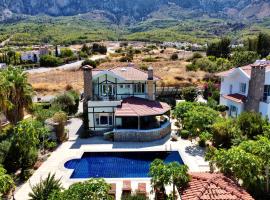 4 Bedroom Deluxe Villa with Mountain and Sea View: Girne'de bir kulübe