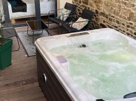 Charmant logement avec jacuzzi, hotel s parkováním v destinaci Fougères