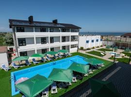 Weekend Family Hotel, hotel in Karolino-Buhaz