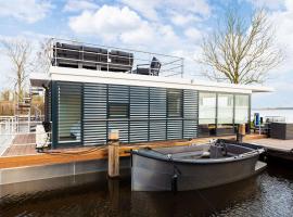 Unique Houseboat on and around the Sneekermeer, hotel with parking in Offingawier