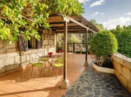 Holiday home in Malpais de Candelaria with a terrace, allotjament vacacional a Bence