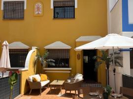 Casa Rodasa - 2 bedrooms, roof terrace, Airco, Front-terrace, Back-Patio, communal pool, etc, hotel di Roda