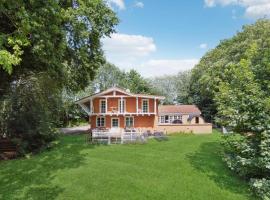 Stunning Home In Grsted With Sauna, 6 Bedrooms And Jacuzzi, pezsgőfürdős hotel Græstedben