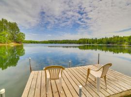 Lakefront Cabin with Dock, Grill, 8 Mi to Munising!, hotel in Wetmore