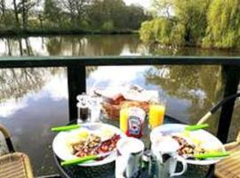 Snug & Secluded Lakeside Shepherds Hut 'Carp', hotel a Uckfield