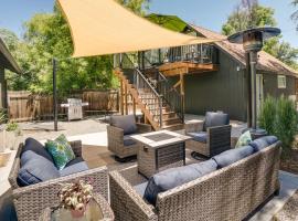 Old Town Carriage House with Private Patio, hotell i Fort Collins