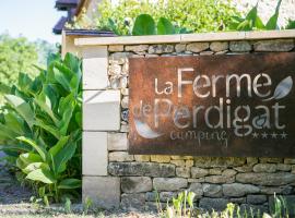 Camping La Ferme de Perdigat โรงแรมในLimeuil