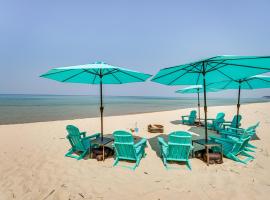 Private Beachfront Lake Michigan Rental with Kayaks, hotel amb aparcament a Pentwater
