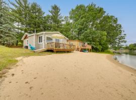 Lake Vacation Rental with Deck and Gas Grill!, hotel a Lake