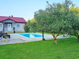 Holiday Home Natura with private pool, tradicionalna kućica u Mostaru