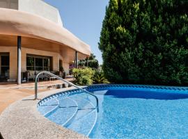 Lushville - Luxurious Villa with Pool in Valencia, guest house sa Campo Olivar