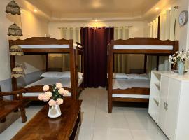 Montana-Alpas Homestay, hotel con parking en Santa Ana