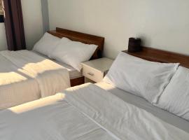 Montana Place Camp & Accommodations, hotel com estacionamento em Santa Ana