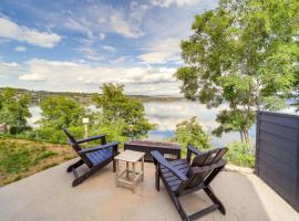 Lakefront Brewster Home with Yard Games and Hot Tub!, hotel med parkering i Brewster